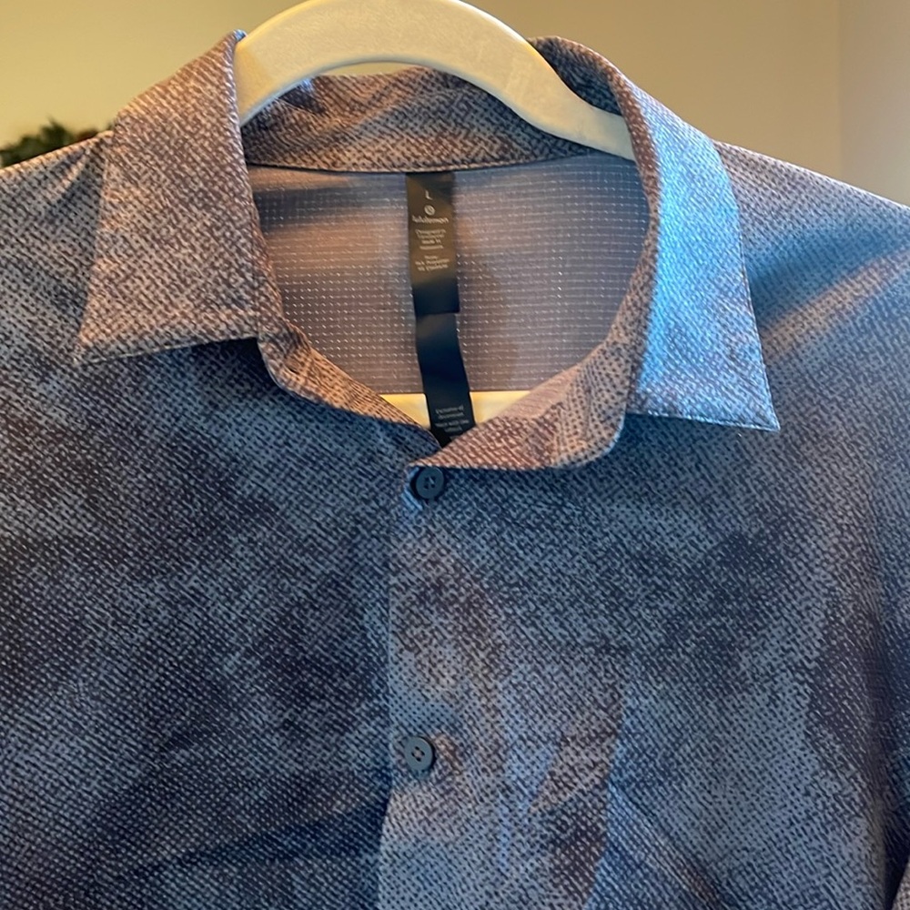 Men’s Lululemon short sleeve, button-down, casual shirt, size large